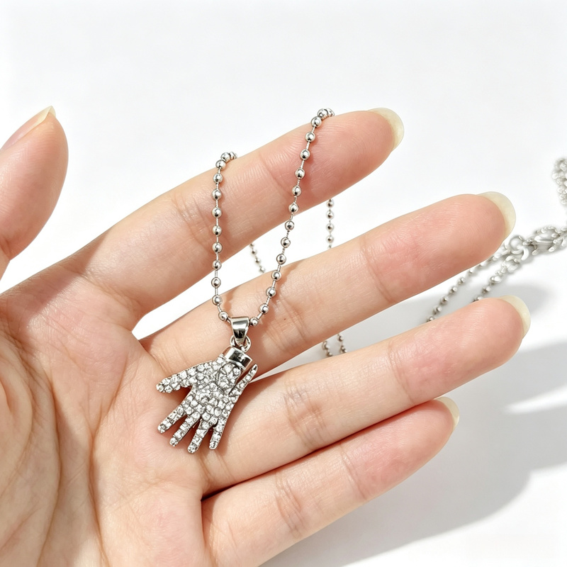 Collana con guanto di Michael  - Anime Pendant Necklace recensione e prezzo