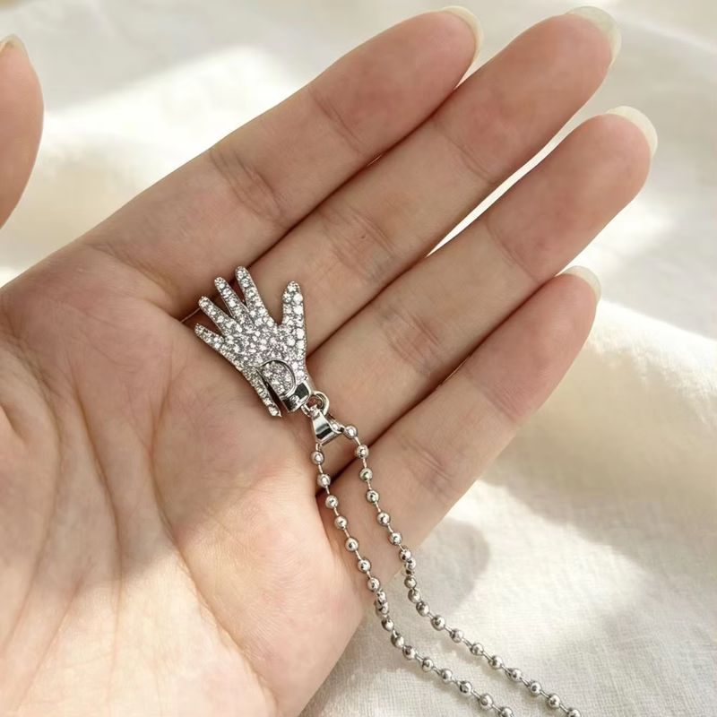 Collana con guanto di Michael  - Anime Pendant Necklace recensione e prezzo