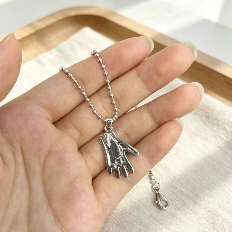 Collana con guanto di Michael  - Anime Pendant Necklace recensione e prezzo